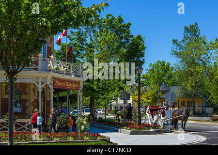 Pferde und Kutschen vor dem historischen Prince Of Wales Hotel Niagara-on-the-Lake, Ontario, Kanada Stockfoto