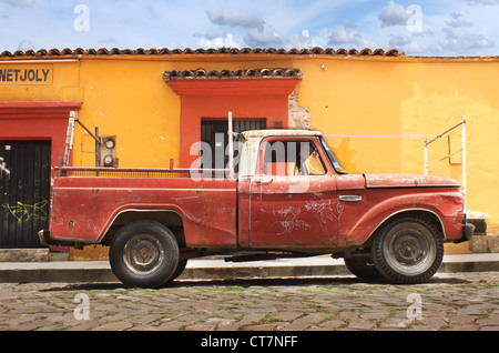 Alte rote LKW auf kolonialen Straße in Oaxaca, Mexiko Stockfoto