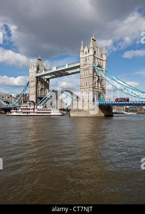 Tower Bridge geöffnet um zu lassen, eine Boot Pass, London, England, UK Stockfoto