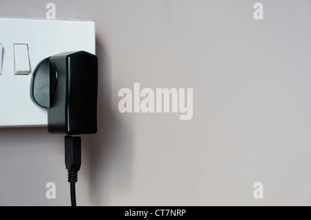 USB-Stecker in Steckdose mobile Ladegerät aufladen. Stockfoto