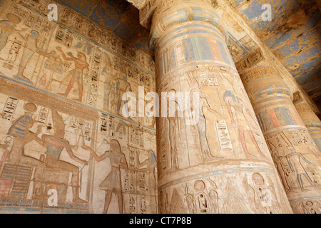 Dekorationen in der Säulenhalle Halle der Leichenhalle Tempel von Ramses III von Medinet Habu, Luxor, Ägypten Stockfoto