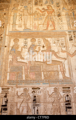 Dekorationen in der Säulenhalle Halle der Leichenhalle Tempel von Ramses III von Medinet Habu, Luxor, Ägypten Stockfoto