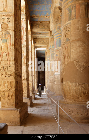 Dekorationen in der Säulenhalle Halle der Leichenhalle Tempel von Ramses III von Medinet Habu, Luxor, Ägypten Stockfoto