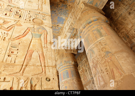 Dekorationen in der Säulenhalle Halle der Leichenhalle Tempel von Ramses III von Medinet Habu, Luxor, Ägypten Stockfoto