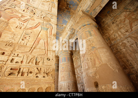 Dekorationen in der Säulenhalle Halle der Leichenhalle Tempel von Ramses III von Medinet Habu, Luxor, Ägypten Stockfoto