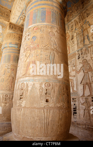 Dekorationen in der Säulenhalle Halle der Leichenhalle Tempel von Ramses III von Medinet Habu, Luxor, Ägypten Stockfoto