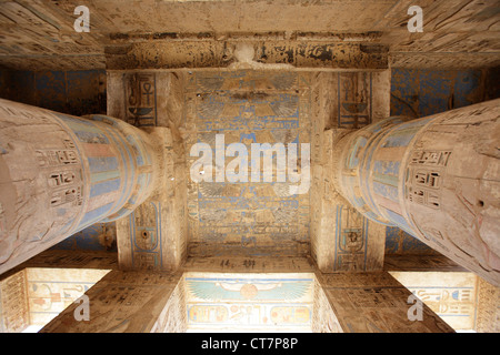 Dekorationen in der Säulenhalle Halle der Leichenhalle Tempel von Ramses III von Medinet Habu, Luxor, Ägypten Stockfoto