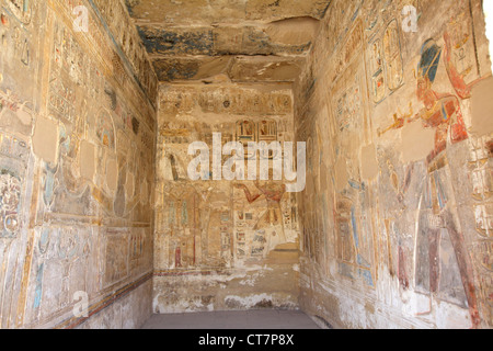 Dekorationen in der Säulenhalle Halle der Leichenhalle Tempel von Ramses III von Medinet Habu, Luxor, Ägypten Stockfoto