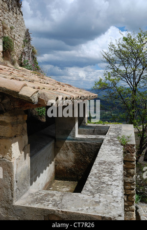 Eine alte kommunale Waschhaus (Lavoir) auf Crestet, Vaucluse, Provence, Frankreich. Stockfoto