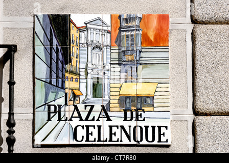 Madrid, Spanien. Traditioneller Kachelofen Straßenschild (von Alfredo Ruiz de Luna / Madrid) Plaza de Celenque Stockfoto