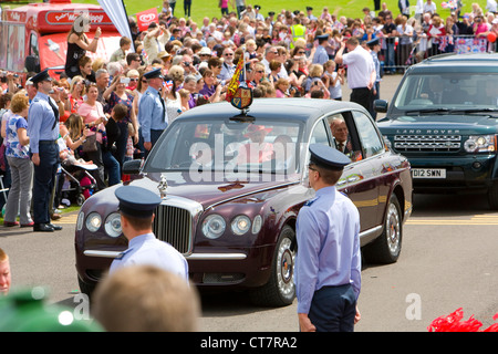 Ihre Majestät Königin Elizabeth ll und der Herzog von Edinburgh im königlichen Auto an RAF Cosford, Shropshire am 12. Juli 2012 (Diamond Jubiläum feiern). Stockfoto