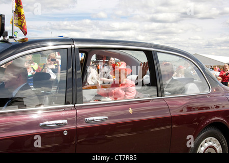 Nahaufnahme von ihrer Majestät Königin Elizabeth ll und der Duke of Edinburgh, sitzen in den königlichen Wagen am RAF Cosford, Shropshire am 12. Juli 2012. Stockfoto