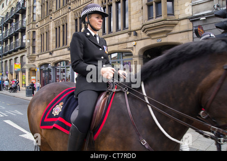 UK berittene Polizei in Leeds Stadtzentrum Stockfoto