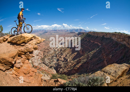 Mountainbiker auf Stachelbeere Mesa, Zion, Utah, USA Stockfoto