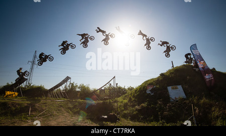 Sprung-Sequenz von Frantisek Maca (CZE) durchführen Trick FMX-Tagung am 28. April 2012 in Bratislava, Slowakei Stockfoto