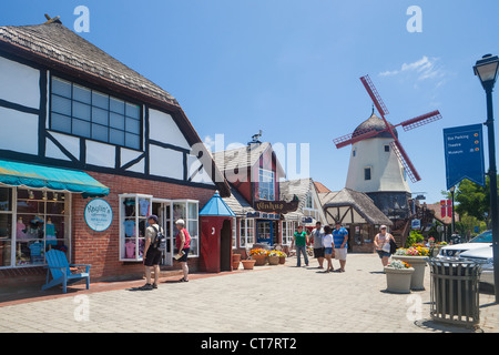 Windmühle und Geschäfte in der dänischen Stadt Solvang, Santa Ynez Valley, Kalifornien Stockfoto