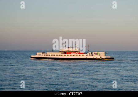 Massachusetts, Holz - Loch. Am frühen Morgen Autofähre mit cocacola und Fedex Nutzfahrzeuge. Stockfoto