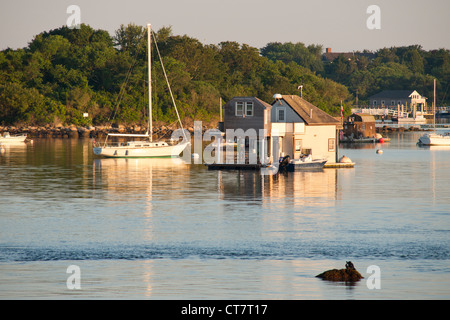 Massachusetts, Holz - Loch. Idyllische Wälder - Loch Hafen und Hausboot. Stockfoto