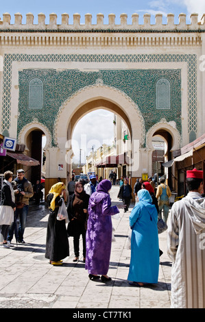 Jeder kommt durch das Haupttor zu einem bestimmten Zeitpunkt während ihres Aufenthalts in Fes. Verziert mit blauen und grünen Zellij, Fez oder Fes Stockfoto