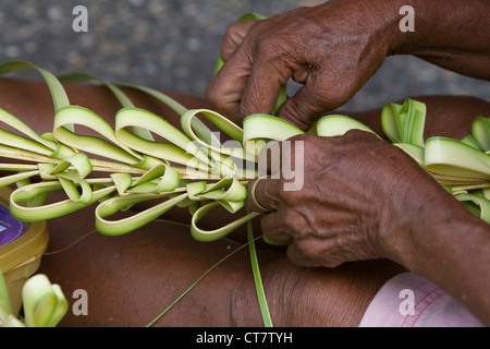 Detailansicht der philippinische Frau machen Palm Kreuze für Palmsonntag, Karwoche, Philippinen 2012 Stockfoto