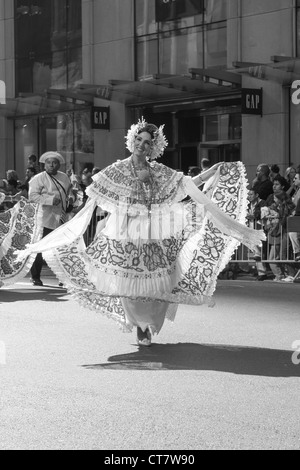 Volkstänzer führen in ein Blumenkorso am Central Park West in New York NY Stockfoto