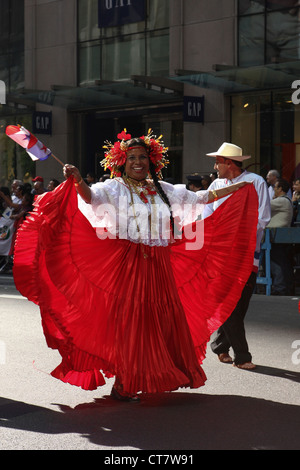 Volkstänzer führen in ein Blumenkorso am Central Park West in New York NY Stockfoto