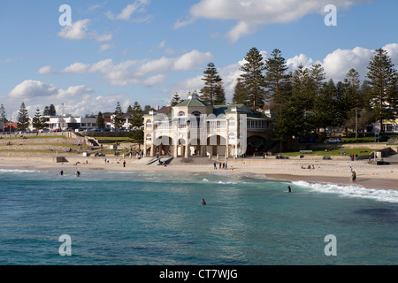 Blick über Cottesloe Beach mit Indien Tee Zimmer in Perth, Western Australia Stockfoto