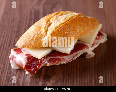 Wurstwaren Schinken und Käse-Sandwich. Wurstwaren Schinken und Käse-Sandwich. Typische spanische Sandwich mit Schinken, Käse und Baguette gemacht Stockfoto