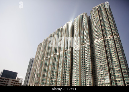 Es ist ein Foto von einer Gruppe von Türmen in Hong Kong mit einigen Bäumen herum. Wir können sehen, dass es ein sonniger Tag ist Stockfoto