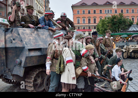 Home Armee Truppen Reenactor posieren für Bilder nach 1944 Warschauer Aufstand Reenactment in Wroclaw, Polen Stockfoto