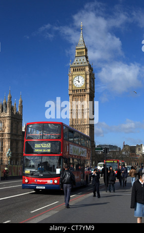 London - Big Ben und Menschen auf Westminster Bridge Stockfoto