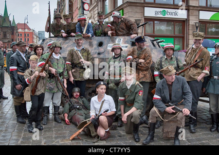 Home Armee Truppen Reenactor posieren für Bilder nach 1944 Warschauer Aufstand Reenactment in Wroclaw, Polen Stockfoto