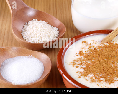 Milchreis – Arroz Con Leche. Spanische Version von der Milchreis. Mit Milch, Reis, Zucker und Zimt gemacht. Stockfoto