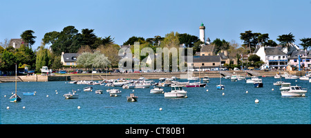 Panorama-Foto von Port Port-Navalo und dem Leuchtturm im Hintergrund, im Département Morbihan in der Bretagne in Frankreich Stockfoto