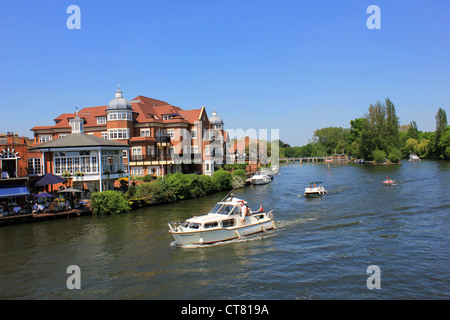 England Berkshire Windsor Vergnügen Kreuzer nähert sich die Brücke über die Themse bei Windsor Sela Baker Stockfoto