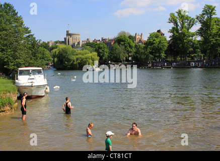 England Berkshire Windsor Riverside Blick auf die Themse im Windsor zeigt Freude Kreuzer auf den Fluss und die Sonnenanbeter auf dem r Stockfoto