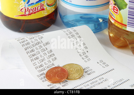 Getraenkeflaschen mit Quittungen und Münzen Stockfoto