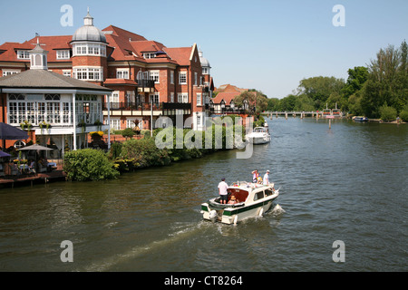 England Berkshire Windsor Vergnügen Kreuzer auf der Themse gesehen von der Brücke Peter Baker Stockfoto