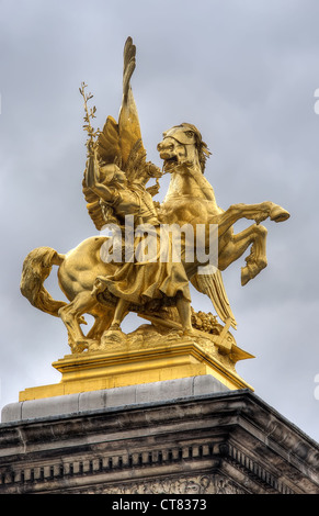 Goldene Statue auf der Brücke Pont Alexandre, Paris, Frankreich Stockfoto