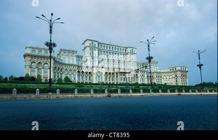 Der Parlamentspalast in Bukarest, Rumänien von Ceausescu gebaut ist das zweitgrößte Gebäude der Welt nach der Pent Stockfoto