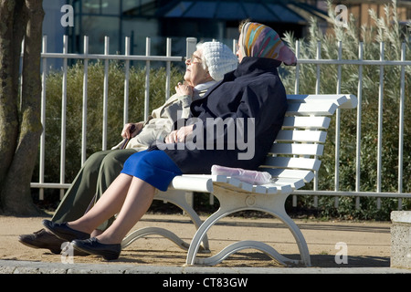 Grenzziehung, Senioren auf einer Bank in der Sonne Stockfoto