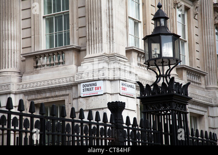 Downing Street Zeichen und schwarzen Geländer - Whitehall London - UK Stockfoto