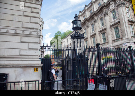 Downing Street Zeichen und schwarzen Geländer - Whitehall London - UK Stockfoto