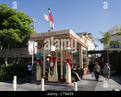 Earl es Service-Station, eine alte altmodische (Gas)-Tankstelle auf dem Bauernmarkt in Los Angeles, CA Stockfoto