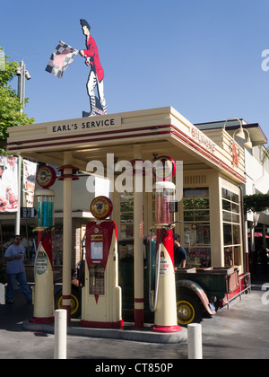 Earl es Service-Station, eine alte altmodische (Gas)-Tankstelle auf dem Bauernmarkt in Los Angeles, CA Stockfoto