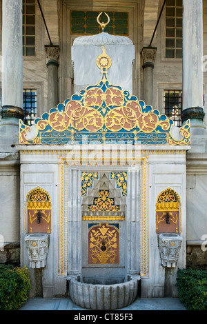 Ägypten, Istanbul, Topkapi Saray, Dritter Hof, Brunnen der Nordseite der Bibliothek Ahmeds III. Stockfoto