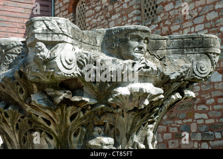 Ägypten, Istanbul, Topkapi Saray, Riesiges Säulenkapitell in Einem Nebenhof. Stockfoto