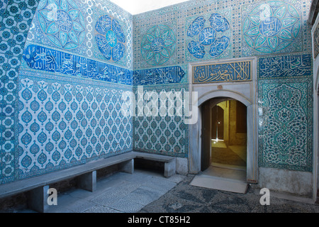 Türkei, Istanbul, Topkapi Saray, å Hof, Harem, Iznik Mosaiken in der Halle mit Brunnen Stockfoto