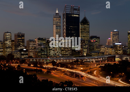 Perths legendären Skyline wie gesehen vom Kings Park mit der neuen BHP Billiton Gebäude im Zentrum. 2012. Stockfoto