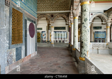 Ägypten, Istanbul, Topkapi Saray, Vierter Hof, Saal der Heiligen Reliquien (Hinten), links der Revan Pavillon. Stockfoto